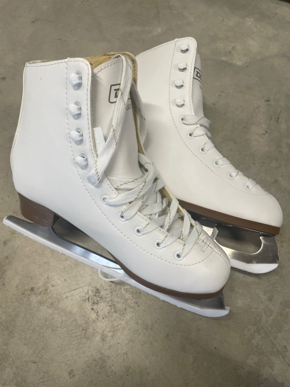 DBX Classic Figure Ice Skates Girls Youth 4